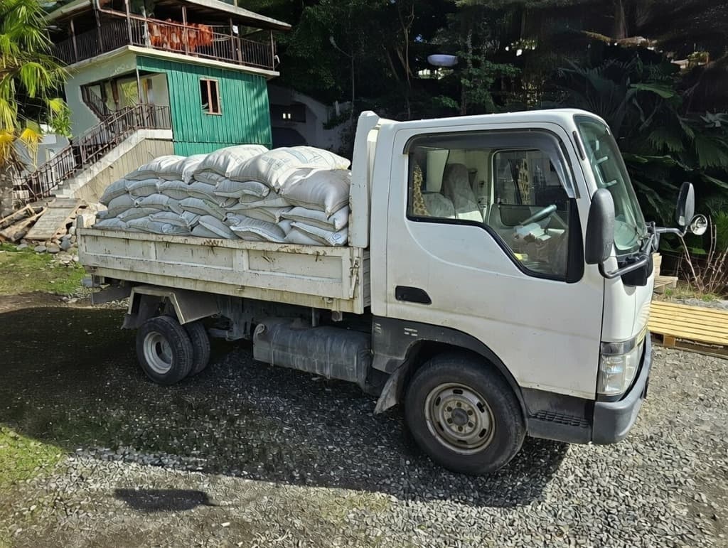 Грузовик с мешками строительного мусора